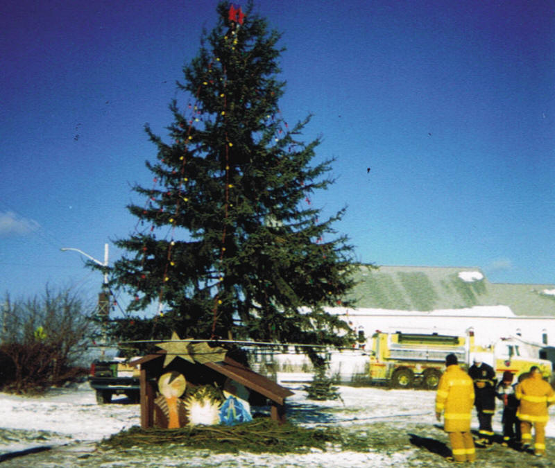 Un immense sapin de Noël au centre du village d'Évain