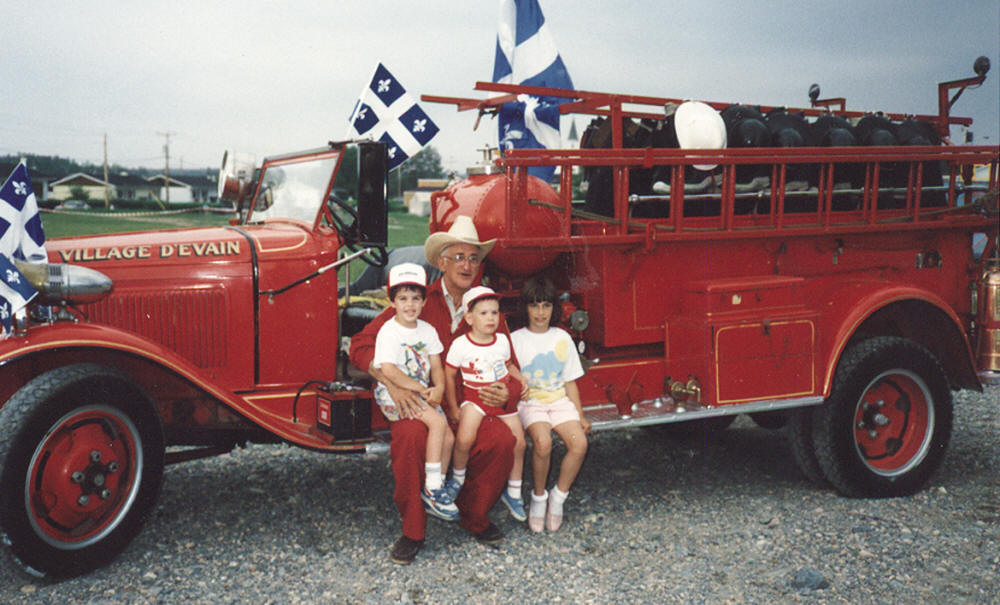 Ancien camion de pompier au village d'Évain