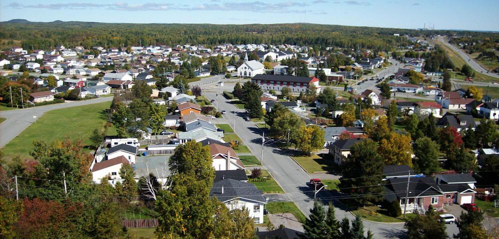 Maisons et rues au village d'Évain, avec l'église au centre