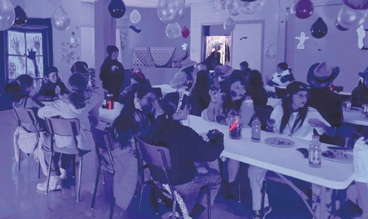 La fête s'est poursuivie dans une salle assombrie du Centre communautaire d'Évain