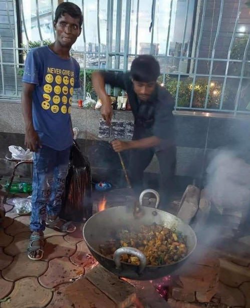 Repas cuisiné dans la rue sur un feu de bois...