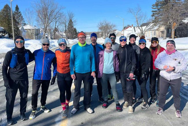 Groupe de coureurs en hiver Groupe de coureurs en hiver