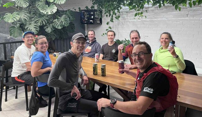 Amis réunis pour partager une bière