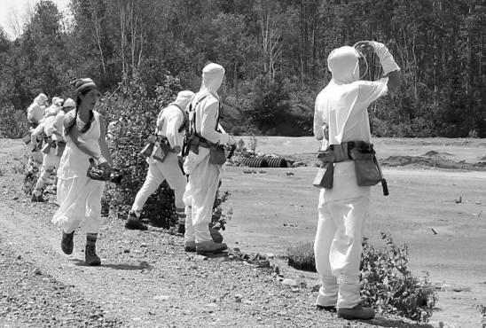 Équipe de personnes en blanc avant la plantation