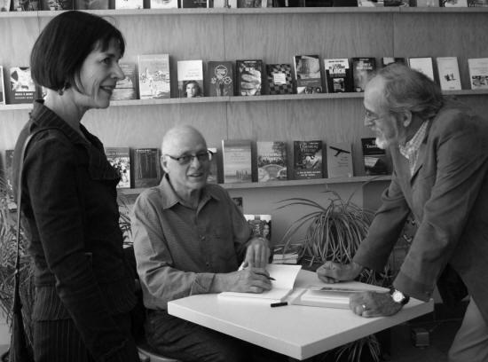 Lors d'une séance de signature