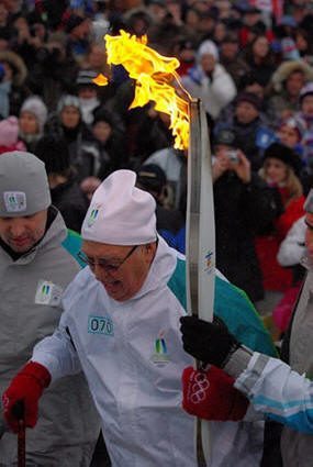 M. Gaston Bélanger porteur du flambeau