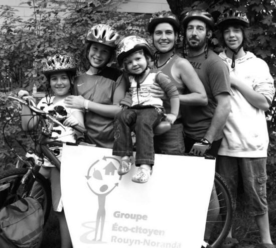 La famille se prépare à un voyage en vélo...