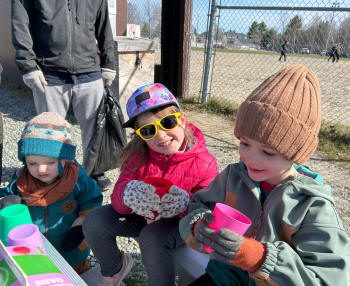 Trois enfants ayant participé à l'activité