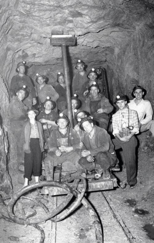 Groupe de travailleurs sous terre