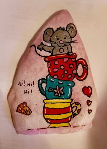 Une souris grimpée sur des tasses