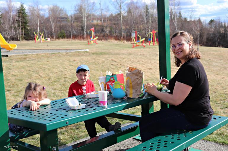 Un pique-nique familial au parc Victor d'Évain