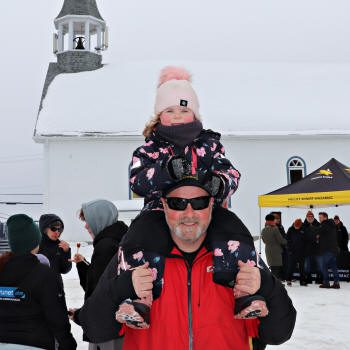 Une fillette ravie par cette sortie à la cabane à sucre