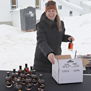 Distribution de bouteilles de sirop d'érable