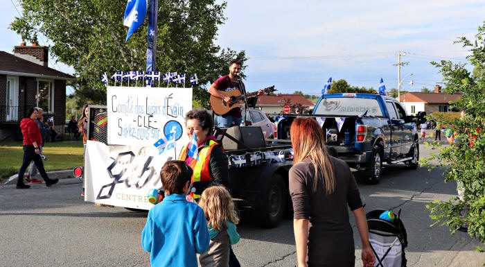 Guillaume Laroche en spectacle dans les rues d'Évain