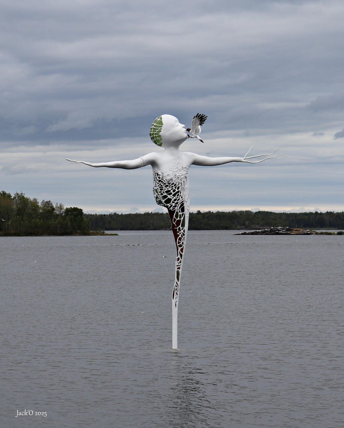 Enfant Lumière, sculpture de verre et de bronze, au lac Osisko à Rouyn-Noranda