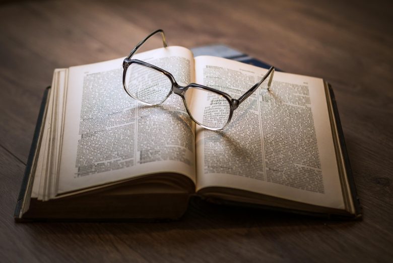 Lunettes et livre