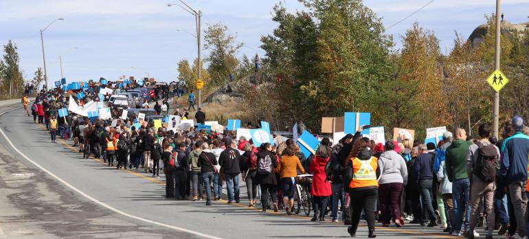 Groupe de manifestants à Rouyn-Noranda