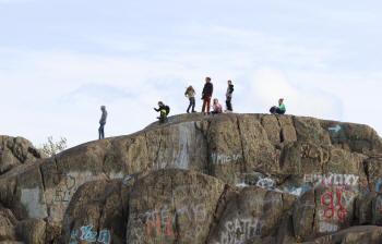 Jeunes spectateurs sur un rocher