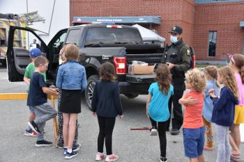 Des enfants attentifs aux explications venant d'un policier