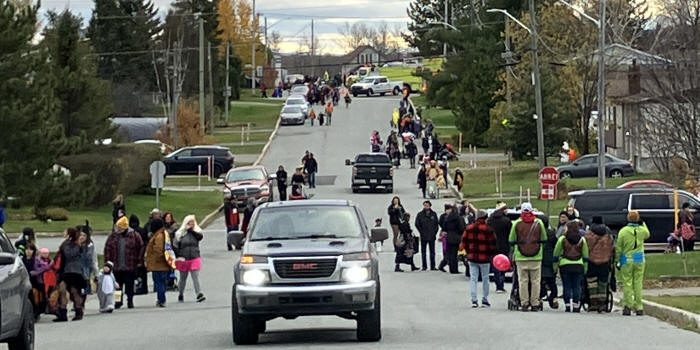 De nombreux marcheurs, enfants et adultes, dans une rue d'Évain