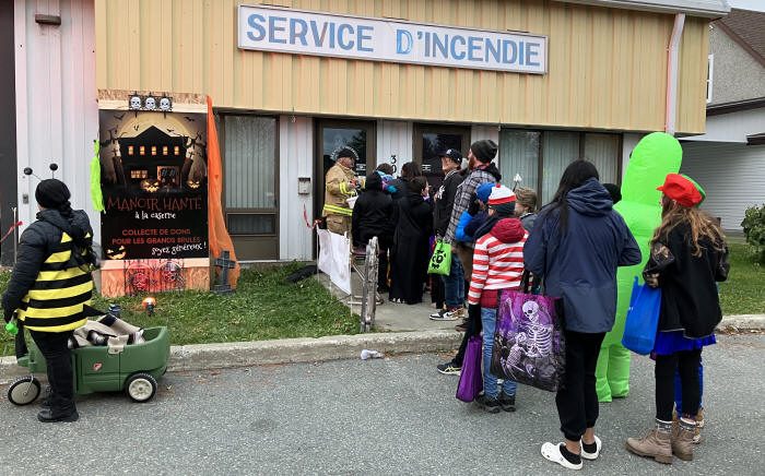 Une file d'attente devant la caserne de pompiers