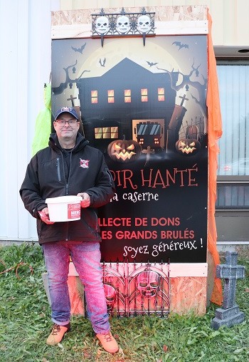 Devant l'affiche "Manoir hanté à la caserne"