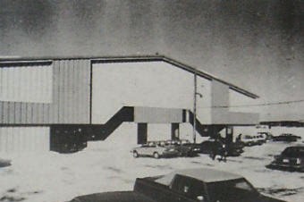 Devant le Centre communautaire, en 1983 Devant le Centre communautaire, en 1983