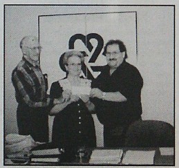 Remise du chèque (devant le logo de la municipalité d'Évain) 