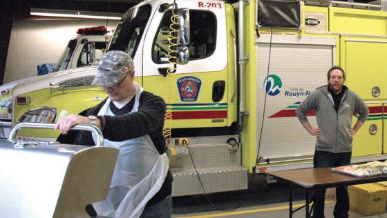 Messieurs Gélinas et Gibson devant un camion de pompiers