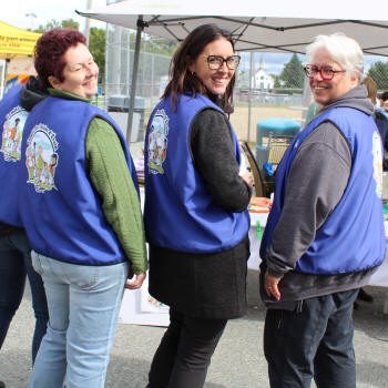 Dames avec des vestes au logo du CLÉ Dames avec des vestes au logo du CLÉ