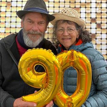 Couple tenant le nombre 90 Couple tenant le nombre 90