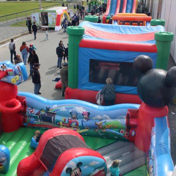 Jeux gonflables installés près du Centre communautaire d'Évain Jeux gonflables installés près du Centre communautaire d'Évain