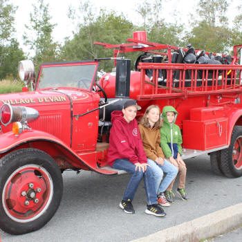Un ancien camion de pompiers rouge, avec l'inscription "Village d'Évain" Un ancien camion de pompiers rouge, avec l'inscription "Village d'Évain"