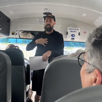 M. Tessier contant l'histoire d'Évain aux passagers d'un autobus M. Tessier contant l'histoire d'Évain aux passagers d'un autobus