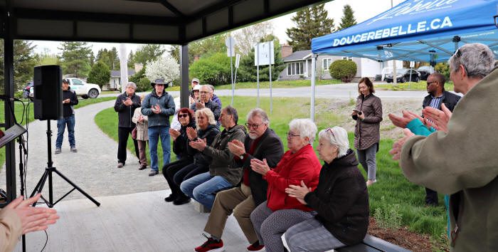 Groupe de citoyens présents à l'inauguration de l'ombrière...