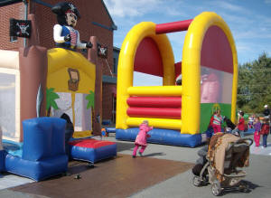 Jeux gonflables pour la fête familiale d'Évain