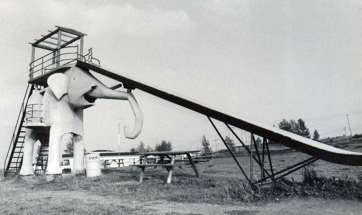 Ancien éléphant avec une glissoire pour enfants