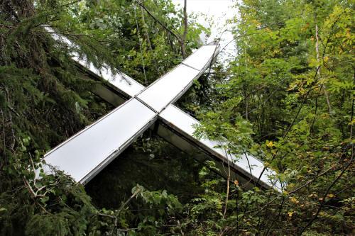 Croix lumineuse d'Évain tombée dans la forêt