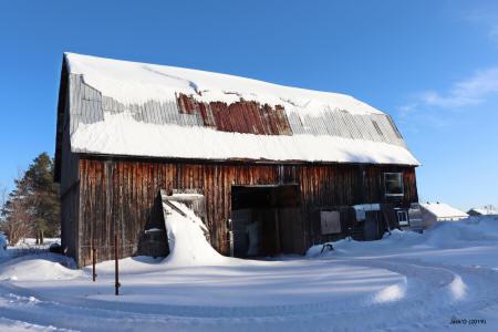 Ancienne grange au bois défraichi