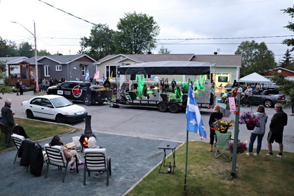 Spectacle du FME sur un grand chariot dans une rue d'Évain