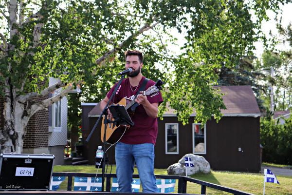 Le chansonnier Guillaume Laroche, à Évain pour la St-Jean.