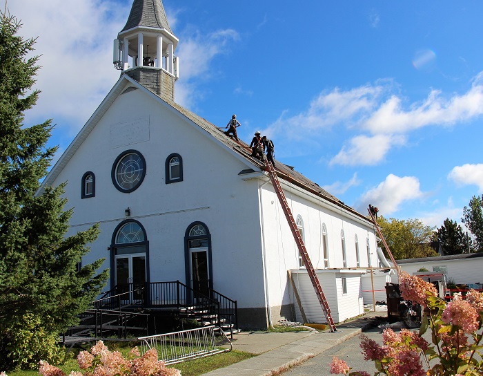 Des travaux importants pour rénover la toiture de l’église Saint-Bernard d’Évain