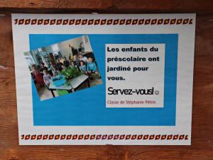 Les enfants du préscolaire ont jardiné pour vous. Servez-vous!