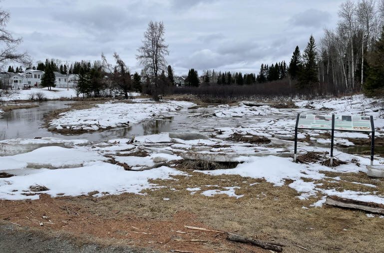 Blocs de glace sur les rives du ruisseau Corona