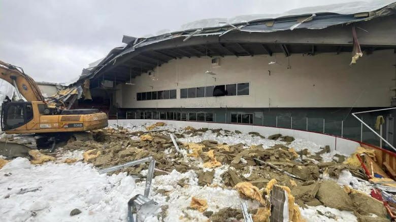 Débris dans la zone centrale du Centre communautaire... Débris dans la zone centrale du Centre communautaire...