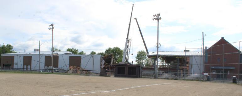 Centre de l'aréna où le toit s'est effondré