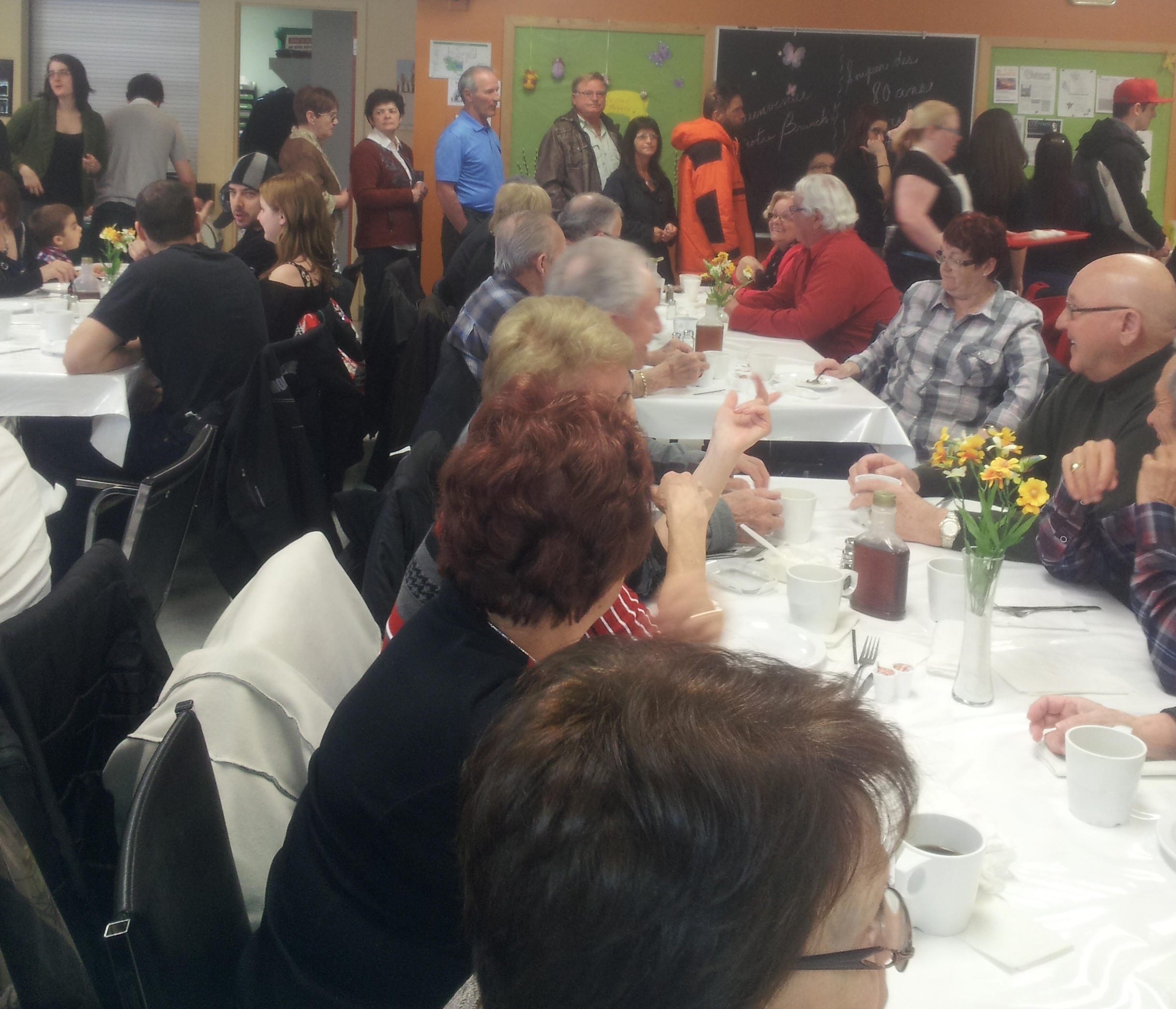 Gens attablés pour le brunch