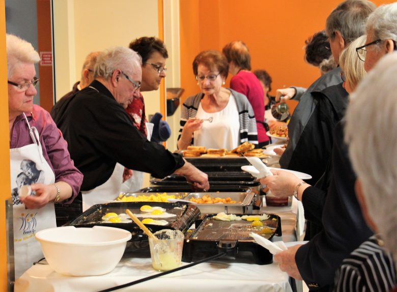 Au brunch de l'Âge d'Or d'Évain