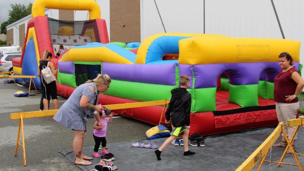 Jeux gonflables à la fête familiale