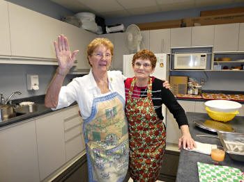 Les cuisinières Berthe Major et Carmen Duchesne